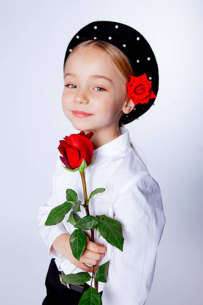 pięcioletnia dziewczyna w czarnym berecie i formalne ubrania - Zdjęcie, obraz