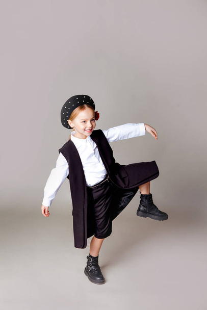five year old girl in a black beret and formal clothes - Fotoğraf, Görsel