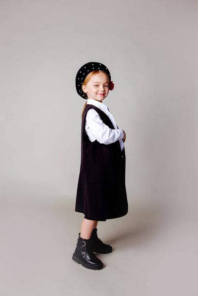 menina de cinco anos em uma boina preta e roupas formais - Foto, Imagem