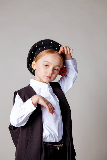 niña de cinco años en una boina negra y ropa formal - Foto, Imagen