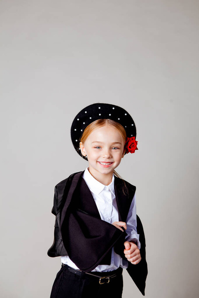 黒のベレー帽をかぶった5歳の少女 - 写真・画像