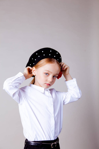niña de cinco años en una boina negra y ropa formal - Foto, imagen