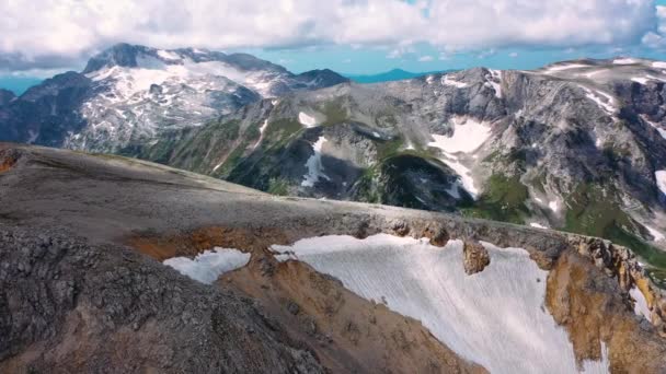 Vue aérienne du paysage des montagnes du Caucase à couper le souffle couvert de neige sous des nuages mouvants volants par temps ensoleillé d'été. Belle nature de vallée de montagne le matin de la région d'Adygea, Russie. - Séquence, vidéo