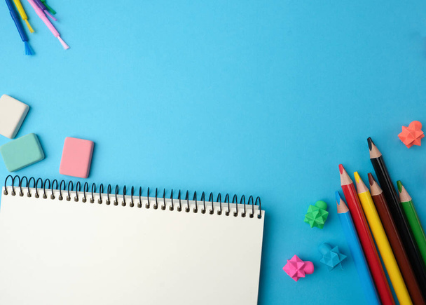 notebook con fogli bianchi vuoti, matite di legno multicolore, vista dall'alto, concetto di ritorno a scuola, posa piatta - Foto, immagini