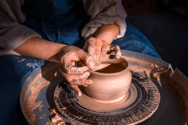 Handwerksmeister, der Keramik auf Rädern herstellt. Keramikgeschirr herstellen. Nahaufnahme. - Foto, Bild