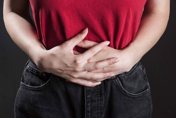 mujer con dolor abdominal durante su período, salud y cuerpo - Foto, imagen