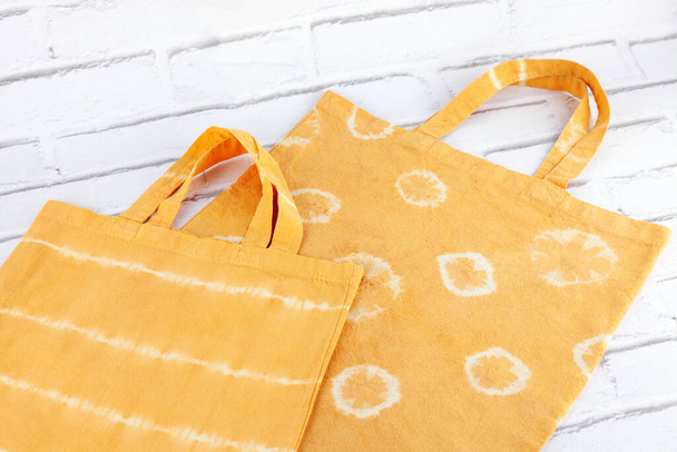 Πορτοκαλί υφασμάτινη τσάντα βαμμένη με τεχνική shibori. Σακούλα. Φυσική βαφή με achiote - Φωτογραφία, εικόνα