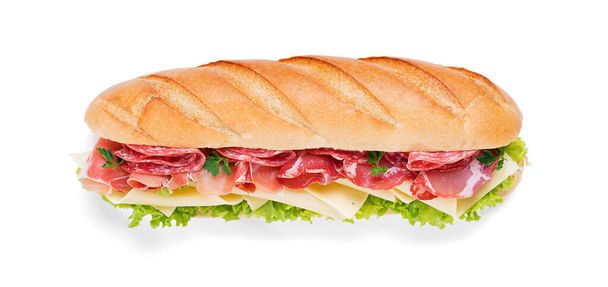 Lekkere verse baguette sandwich met ham, kaas en sla geïsoleerd op witte achtergrond. - Foto, afbeelding