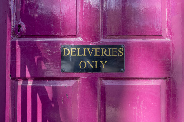 Leveringen tekenen alleen op roze deur - Foto, afbeelding