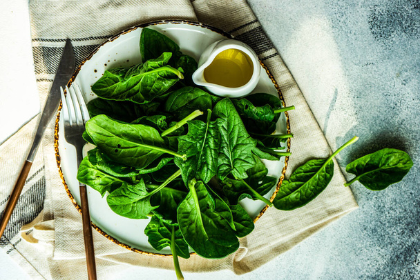 Concept d'aliments biologiques avec des feuilles fraîches d'épinards pour une cuisson saine des salades - Photo, image
