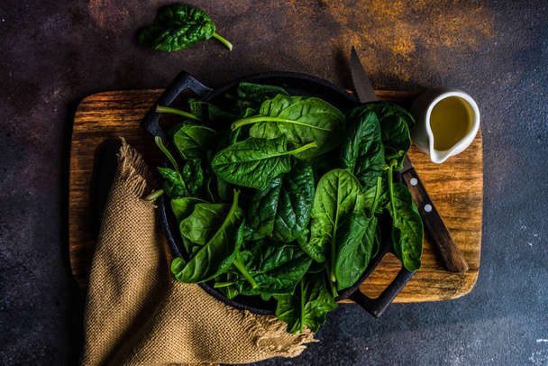 Concetto di cibo biologico con foglie di spinaci freschi per una sana cottura dell'insalata - Foto, immagini