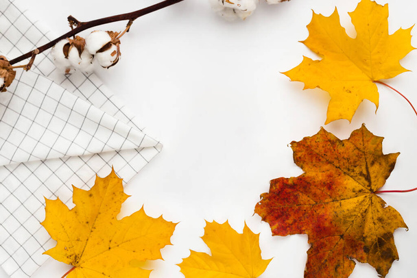 秋の雰囲気構成。空のグリーティングカードモックアップ。香水瓶、カラフルなカエデの葉。白いテーブルの背景。フラットレイアウト、トップビュー. - 写真・画像