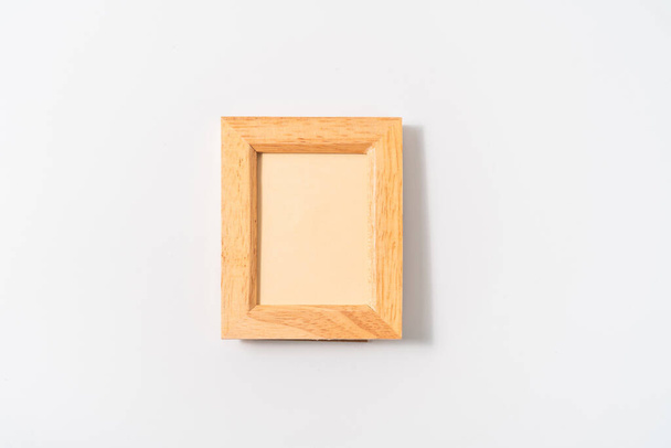 Cadre en bois ou cadre photo isolé sur le fond blanc. Objet avec chemin de coupure - Photo, image