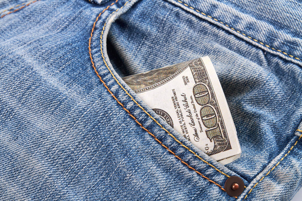 Gros plan dollars dans une poche de jeans. - Photo, image