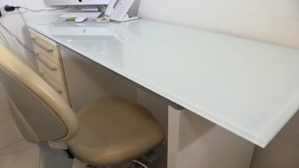 Kyjev, Ukrajina 21. srpna 2019: Moderní vybavení interiéru zubní ordinace - Záběry, video
