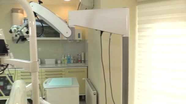 Kyjev, Ukrajina 21. srpna 2019: Moderní vybavení interiéru zubní ordinace - Záběry, video