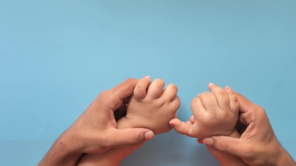 赤ちゃんの手を握っている父親を閉じ . - 映像、動画