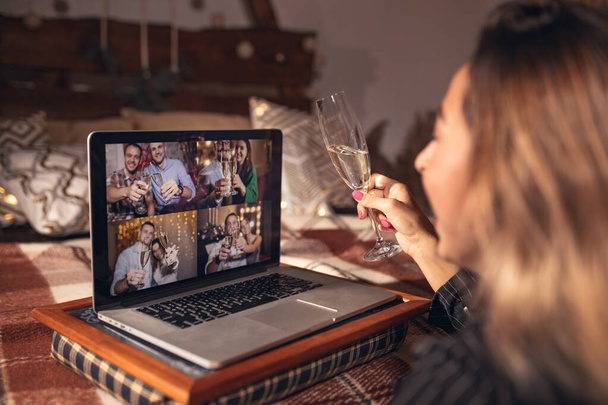 boldog család / barátok tagok beszélni video hívás karantén otthonról ünnepelt nyaralás együtt, változatos mosolygós webkamera beszélgetés konferencia laptop - Fotó, kép