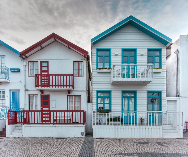 Casas coloridas de pescadores tradicionales en Costa Nova, Aveiro, Portugal. Atracción turística. Rayas rojas y azules - Foto, imagen