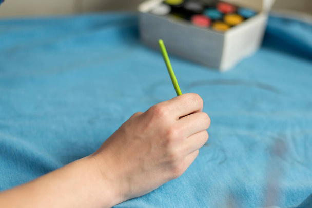 Φωτογραφία του χεριού με πινέλο, η διαδικασία σχεδίασης με χρώματα - Φωτογραφία, εικόνα