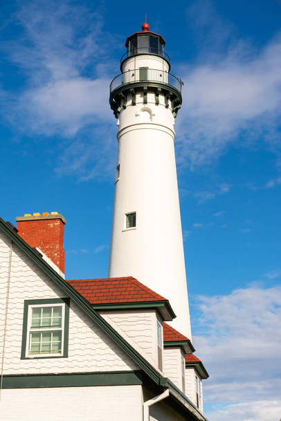 Le phare de Wind Point avec un ciel bleu et des nuages en arrière-plan. Racine, Wisconsin, États-Unis - Photo, image