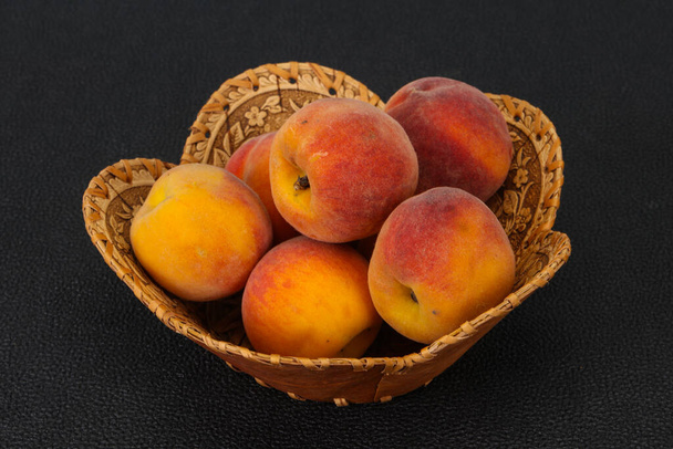 Kypsä persikka kasa puinen kori - Valokuva, kuva