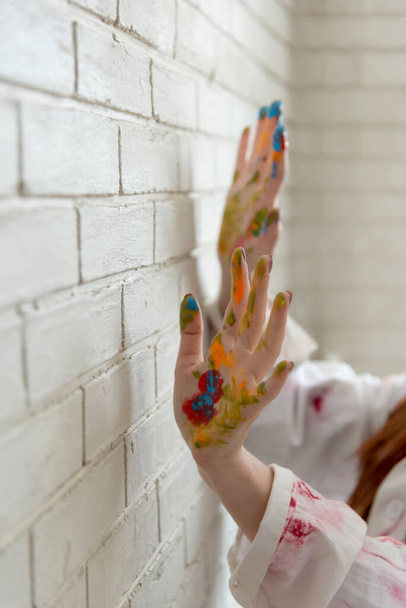Renkli boyayla boyanmış kadın ellerinin parlak fotoğrafı. - Fotoğraf, Görsel