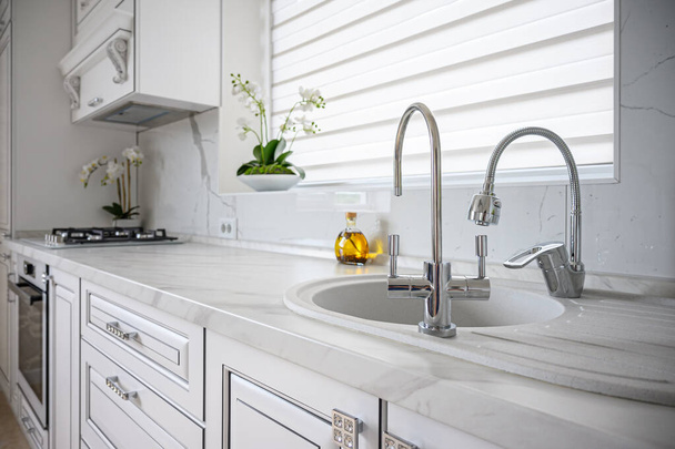 Luxury moderni klassinen valkoinen keittiö sisustus - Valokuva, kuva