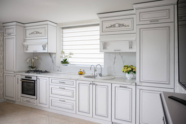 Роскошный современный классический белый интерьер кухни - Фото, изображение