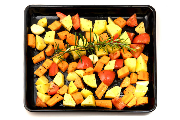 Syrové brambory, mrkev a rajčata připravené k vaření v peci - Fotografie, Obrázek