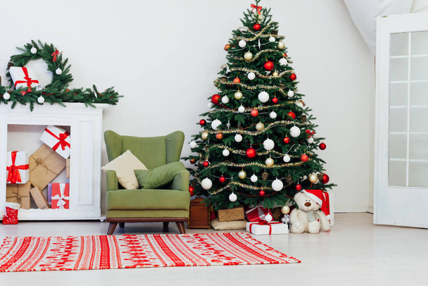 Albero di Natale con camino presenta arredamento interno - Foto, immagini