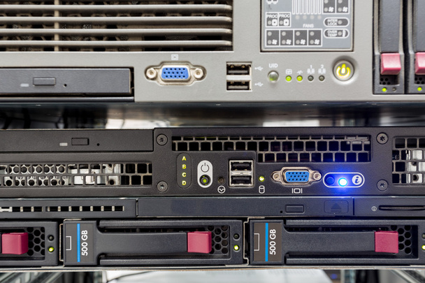 Pilha de servidores com discos rígidos em um datacenter
 - Foto, Imagem