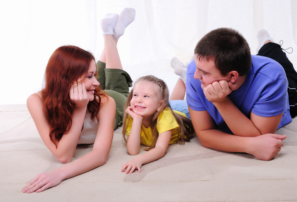 Mãe, um jovem pai e uma jovem filha
 - Foto, Imagem