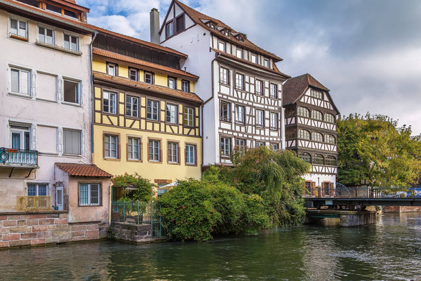 Historialliset talot III joen penkereellä Petite Francen alueella Strasbourgissa, Ranskassa - Valokuva, kuva