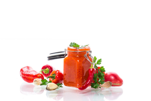 verse natuurlijke zelfgemaakte saus van pepers, tomaten en andere groenten - Foto, afbeelding