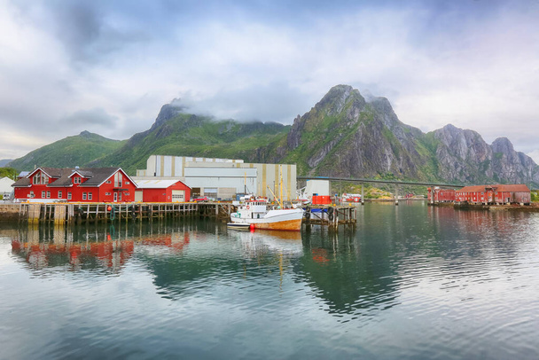 przystań w norweskim mieście Svolvaer położonym na wyspach Lofoten  - Zdjęcie, obraz