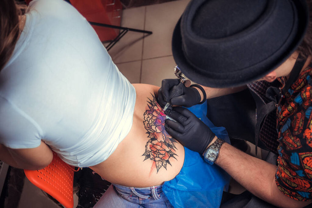 A mester tetovált képeket készít a tetováló stúdióban - Fotó, kép