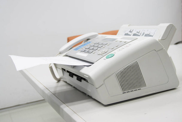 Faks do wysyłania dokumentów w biurowych urządzeń koncepcyjnych potrzebnych w biurze  - Zdjęcie, obraz