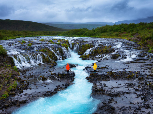 Utazók a Bruarfoss vízesésnél, Izlandon. Híres hely Izlandon. Gyors folyó és kaszkádok. Természetes táj nyáron. Utazási kép - Fotó, kép