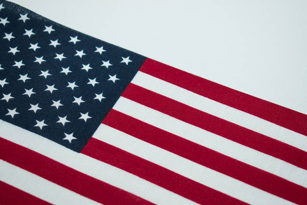 Американский флаг с ручкой американского флага на белом столе  - Фото, изображение