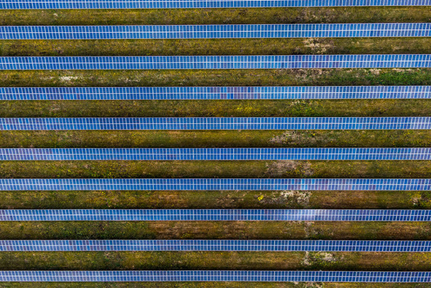 солнечная электростанция. Солнечные панели, фотоэлектрические, альтернативный источник электроэнергии - концепция устойчивого ресурса. вид сверху - Фото, изображение