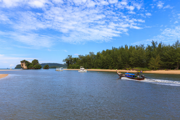 sininen taivas veneellä käynnissä travle saari krabi
  - Valokuva, kuva