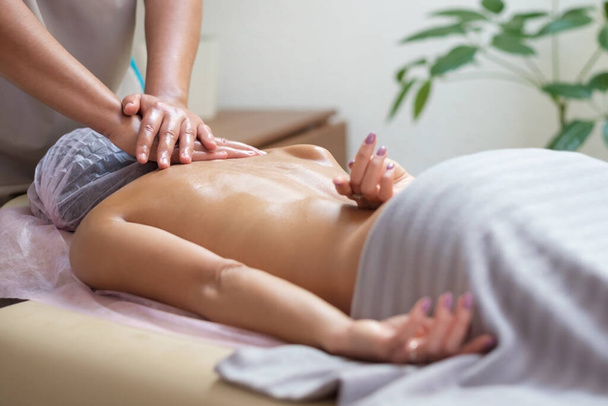 Biała kobieta robi masaż kręgosłupa w salonie spa - Zdjęcie, obraz