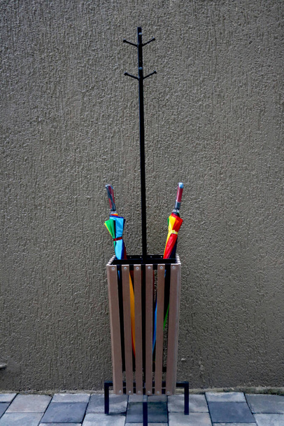 pohled na krajinu dvou barevných deštníků ve stojanu - Fotografie, Obrázek