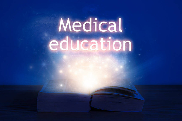 Livre ouvert avec inscription en éducation médicale. Lumière provenant du livre ouvert avec des mots éducation médicale. - Photo, image