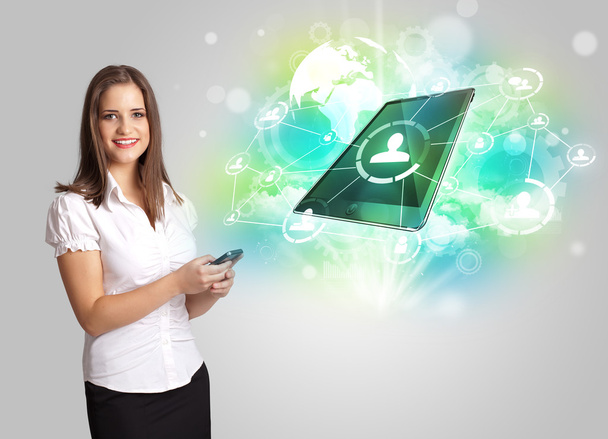 Chica de negocios mostrando moderna tableta concepto de tecnología - Foto, Imagen