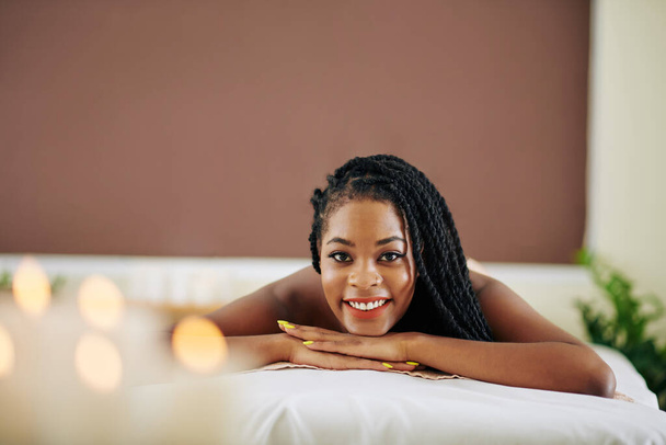 Portré bájos vonzó fiatal afro-amerikai nő pihenés után spa kezelés szépségszalonban - Fotó, kép