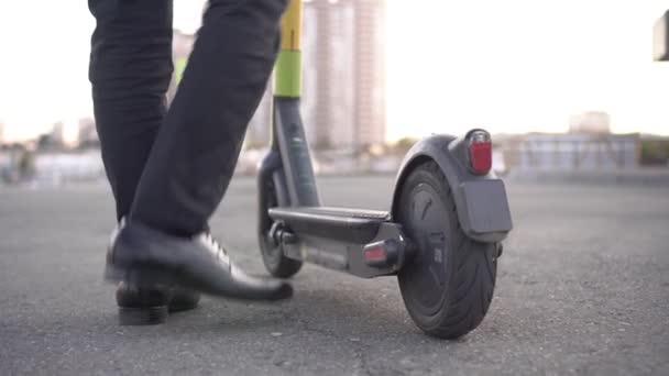 Hombre de negocios con scooter eléctrico. El concepto de transporte eléctrico ecológico urbano moderno - Metraje, vídeo