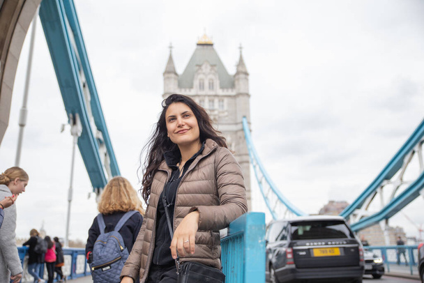 Donna dai capelli lunghi e il Tower Bridge sullo sfondo - Foto, immagini