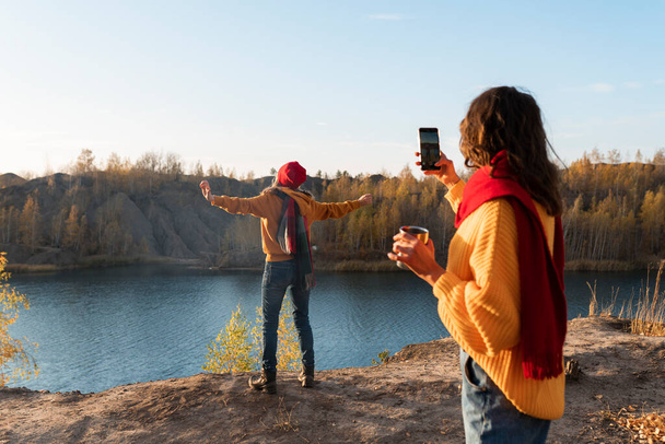 Girls take a selfie on the background of autumn nature - Foto, immagini